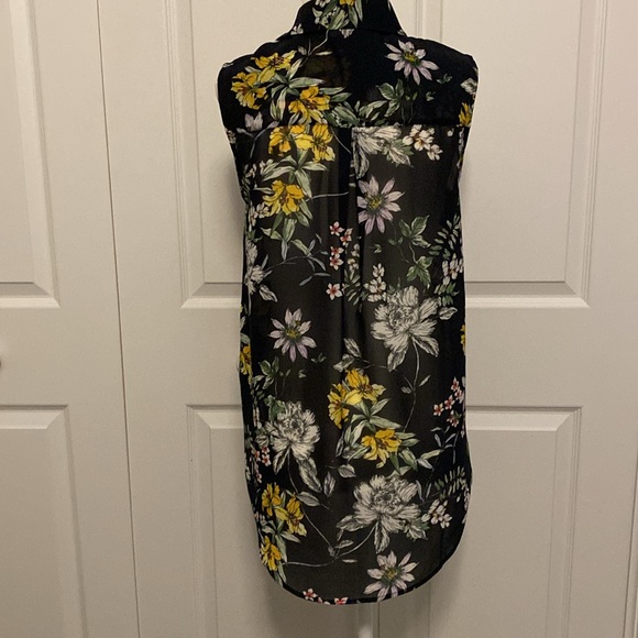 H&M button down top - Picture 2 of 3